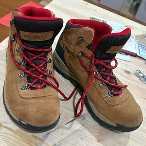 LIKE NEW Columbia Newton Ridge Plus Waterproof Amped Hiking Boot Size 9.5 WOMEN